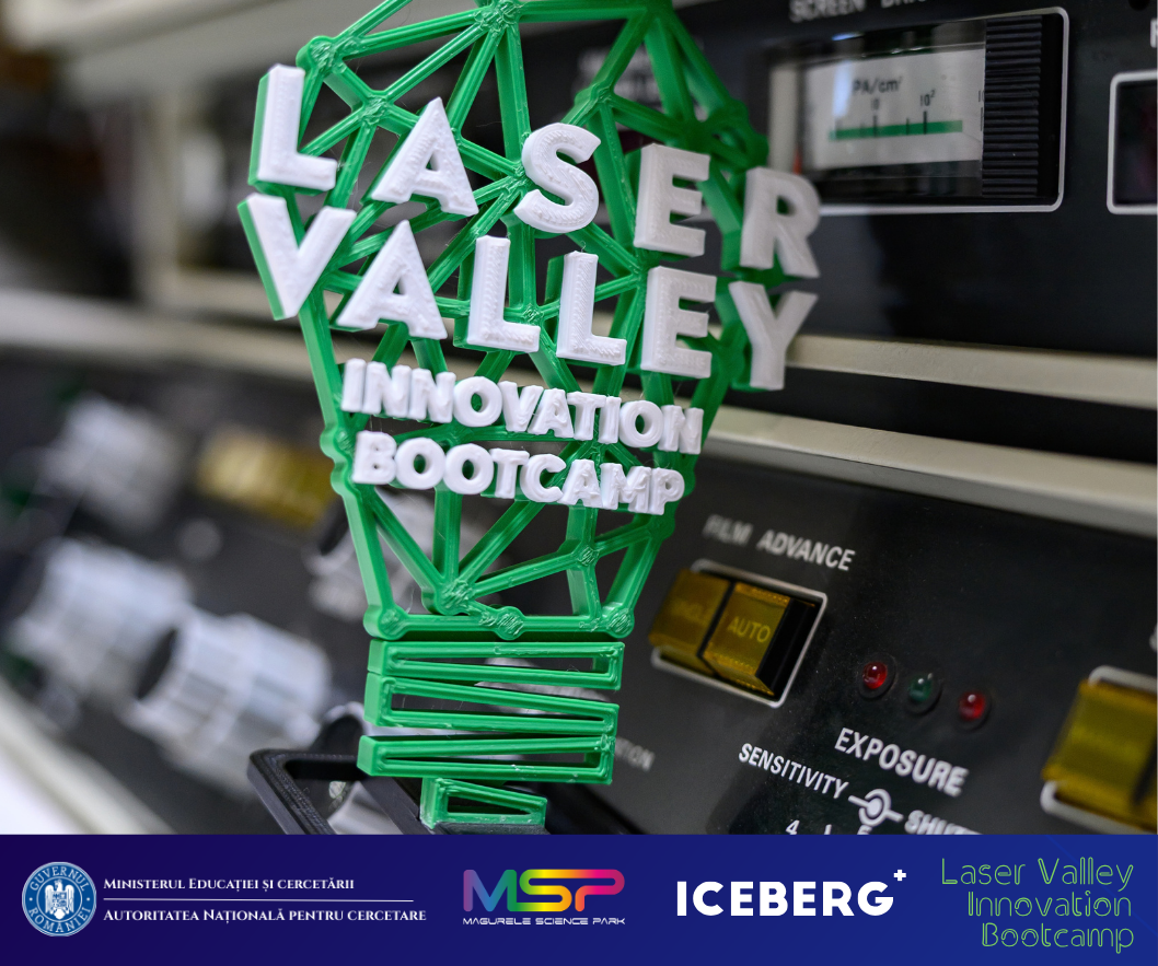 Fotografie oficială Laser Valley Innovation Bootcamp cu trofeul verde al evenimentului, furnizată de Măgurele Science Park